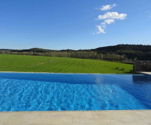 piscina privada vistas a la naturaleza en Casa Rural La Torra de Ribelles